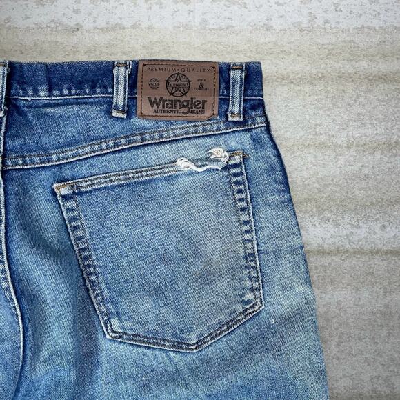 Wrangler Jeans Relaxed Fit Medium Wash Denim - Picture 3 of 4